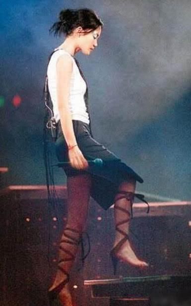 女星的高跟鞋太奇葩：李冰冰脚踩风火轮，baby为了显高太疯狂