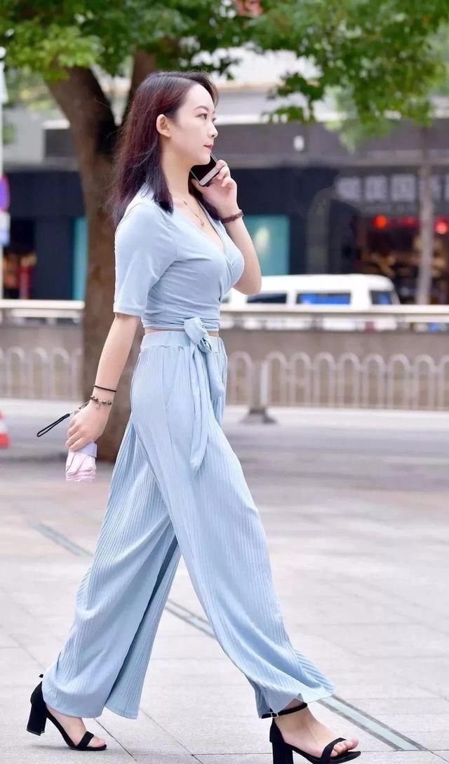 街拍：身材丰腴气质温婉的美女，是你渴望的类型