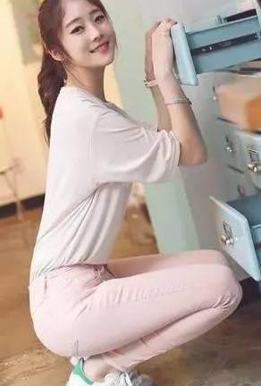 紧身裤展现优雅身材，妹子细腻不失女人味，婀娜魅力