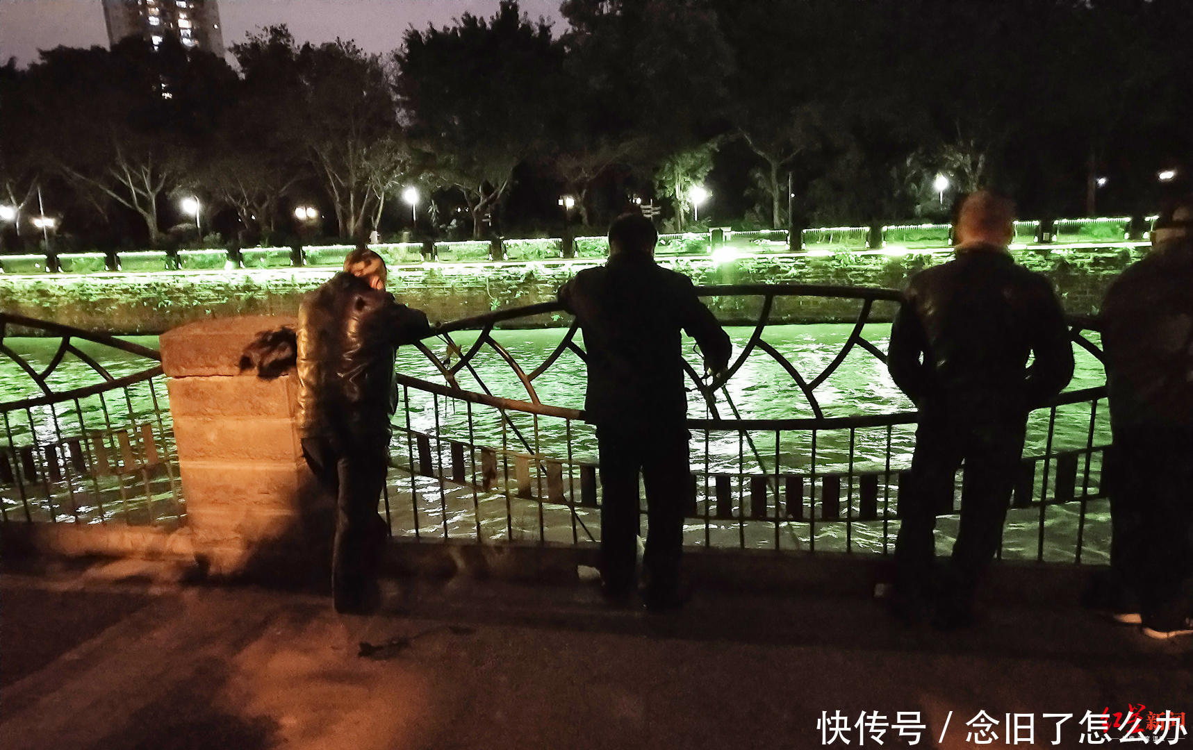  「农业综合执」禁渔期，夜钓者竟在百花潭公园水闸偷钓，有人声称钓了三四十斤