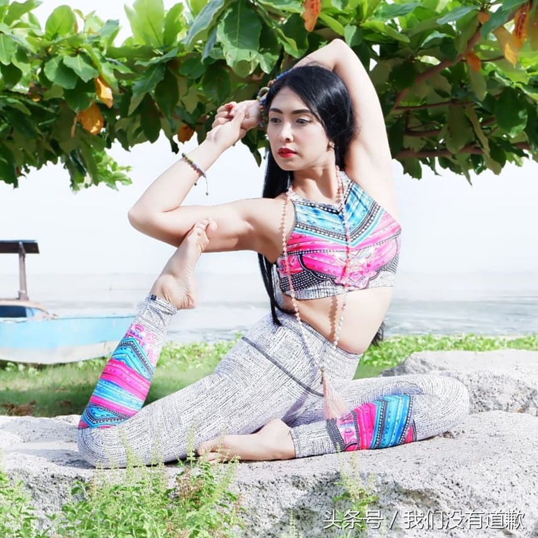 辣妈清凉装扮海边练习瑜伽,微胖却不失灵活的身材很性感