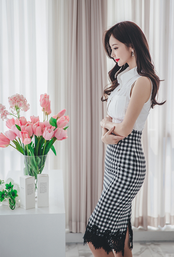 女神孙允珠，鲜郁花蕾釉彩净白职场蕾丝裙