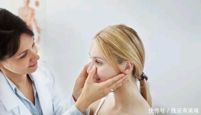  【黑头和粉刺】鼻子里面挤出来“白色小芝麻”，越挤越畅快？劝你别乱挤了