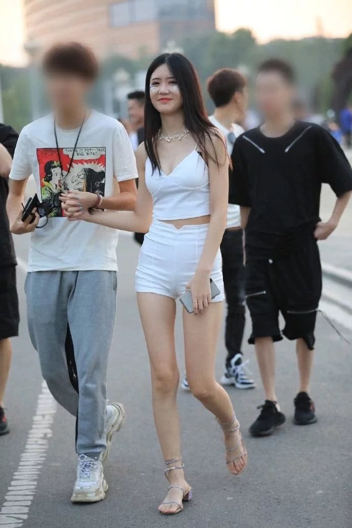 气质小姐姐穿白色套装，吊带衣的性感，热裤的紧绷，每一样都美的