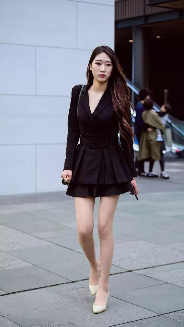 路人街拍：很有气质的长腿美女，让人想拜倒在短裙之下