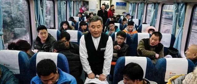  #乘务员#一趟火车有上千乘客，为何连几十份盒饭都卖不掉，终于