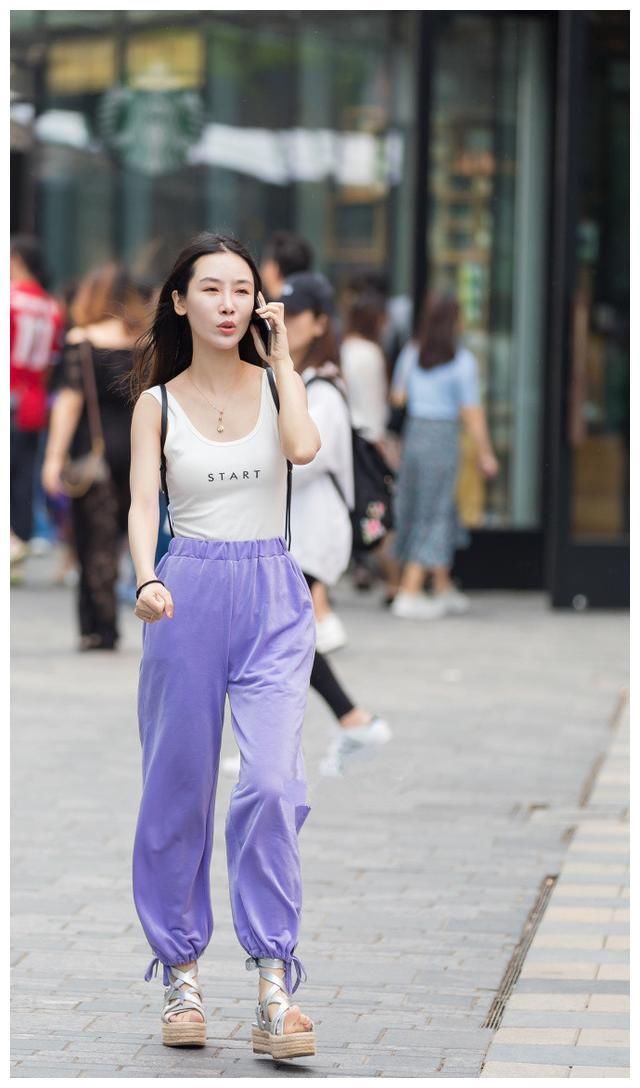 街拍：图5和图6都是千万身家白富美，你更喜欢哪一个