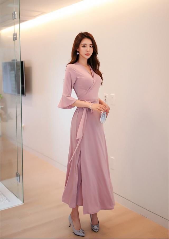 街拍，连衣裙穿的如此淑女有韵味，要数这位女神，让人目不转睛