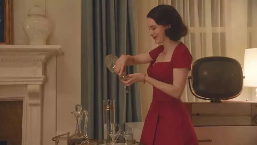  「值得」今夏最值得入手的时尚单品小方领，显瘦还显脸小！