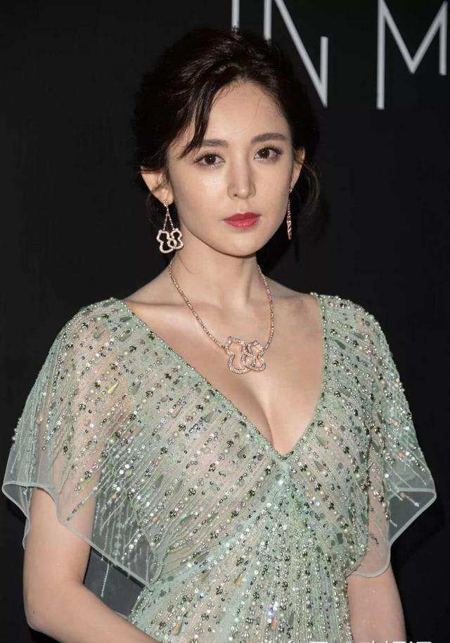 26岁古力娜扎太大胆! 深V裙子有种呼之欲出的感觉