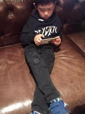 王宝强两个孩子近照露出，两兄妹越来越像了，网友：终于打破了谣