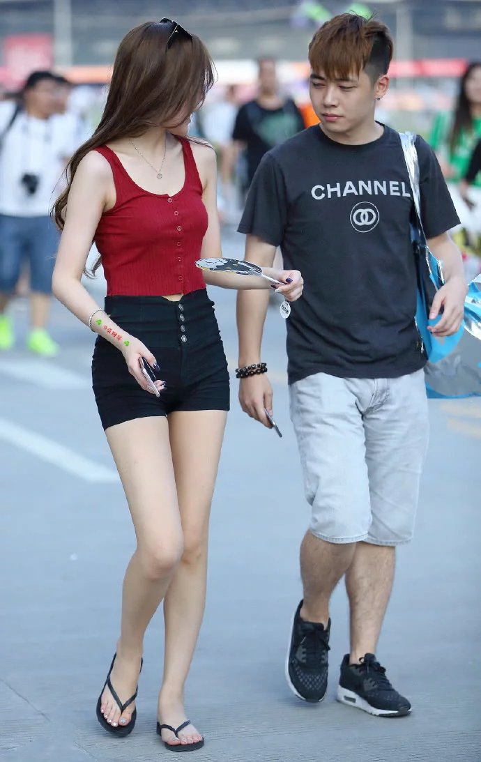 小姐姐身材苗条翘臀饱满圆润，上凸下翘的小身材也是很有魅力的