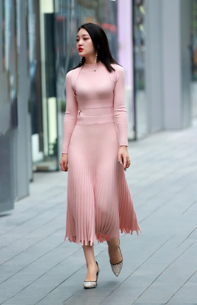 时尚街拍，姐姐这一身穿搭走在大街不知道有多少人羡慕