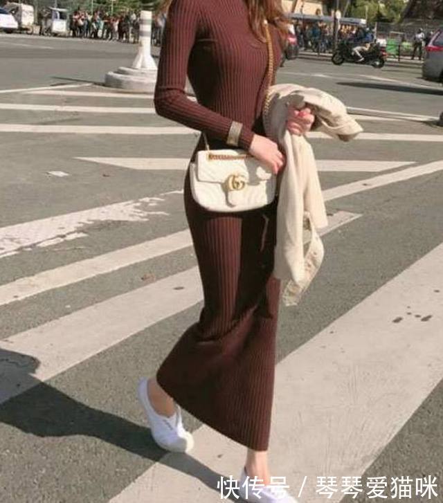 大街上走来一穿紧身衣的美女，男人看到，都睁不开眼了！