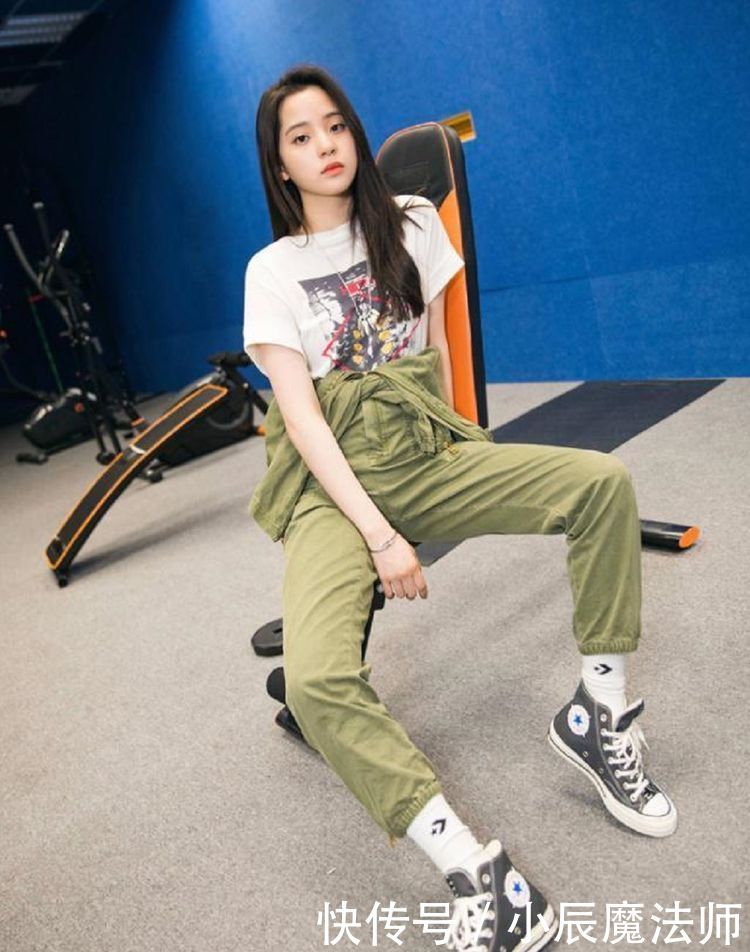  『显瘦』今春火了“工装裤+平底鞋”，时髦帅气又显瘦，明星潮人都上头了