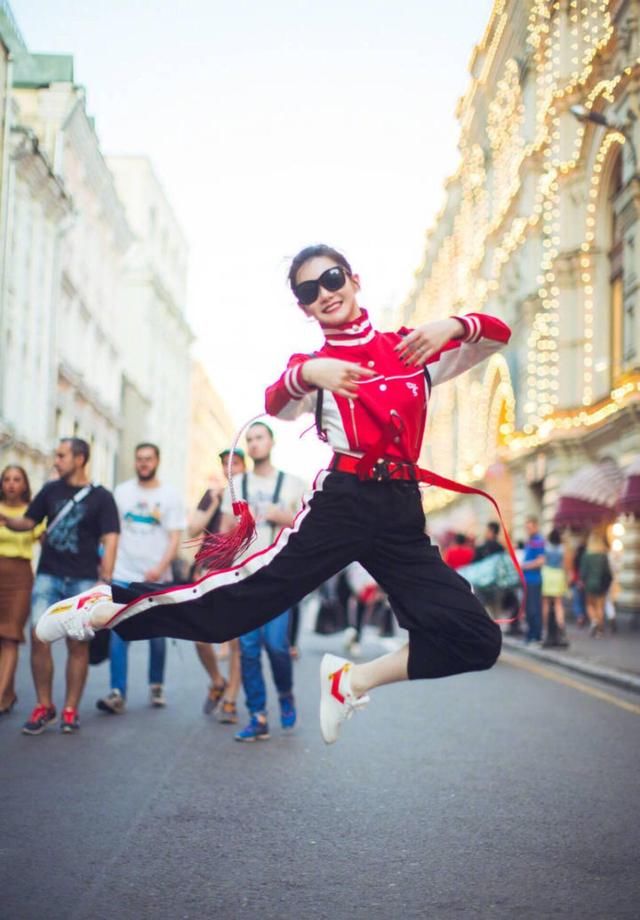 俄罗斯风情，就是要学戚薇随时舞动，美就在这一刹那间