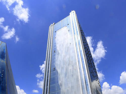 世界第一高楼瀑布：大楼外悬挂了一条百米瀑布，十分壮美