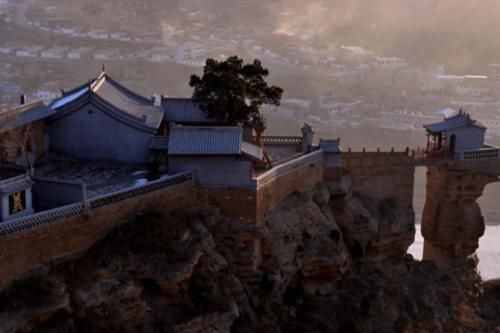 “悬崖寺庙”，日夜守卫黄河，依山凿石而建的古寺