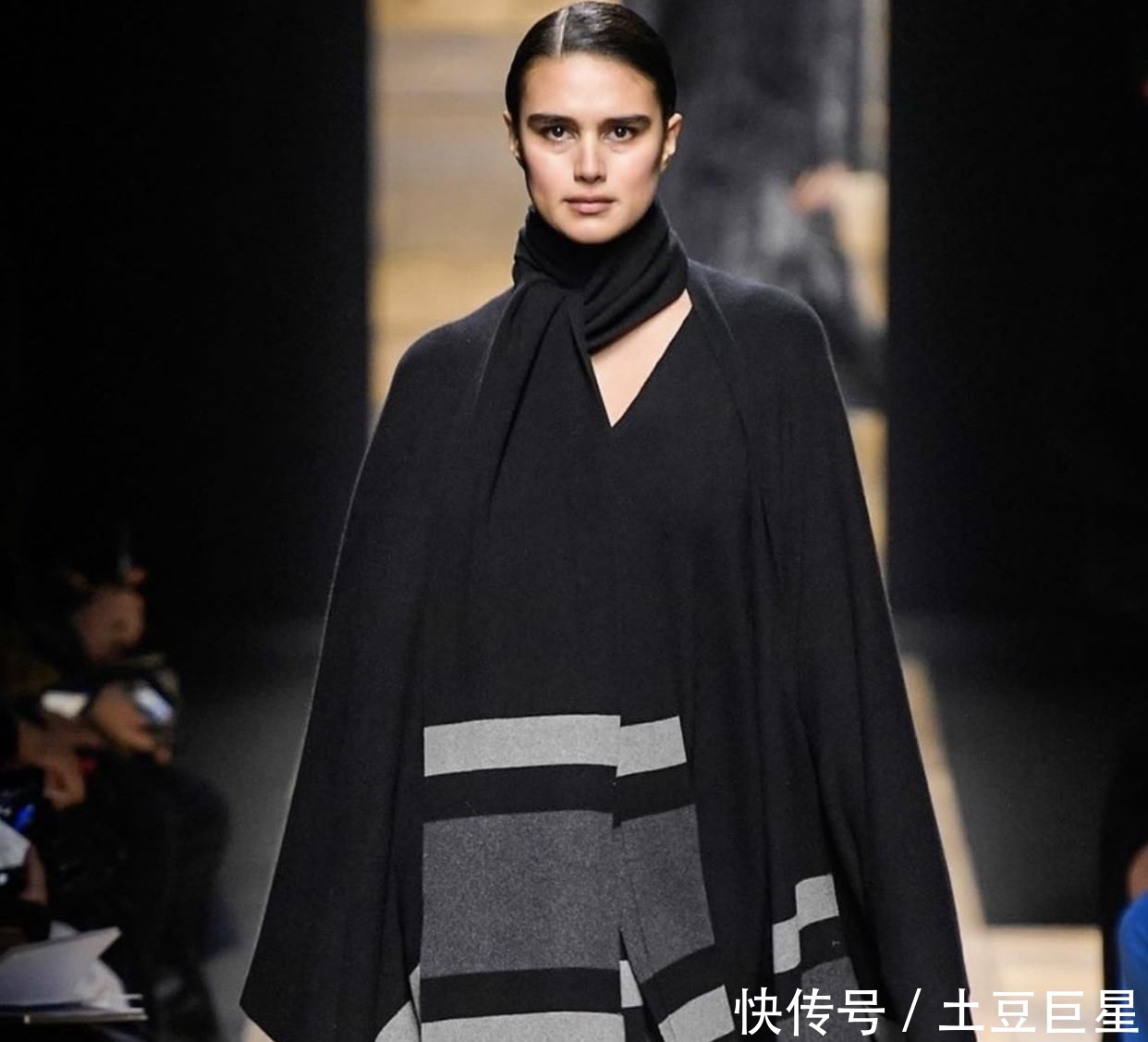 『时装周』26岁的她横扫四大时装周,成为史上第一位为香奈儿走秀的大码女模