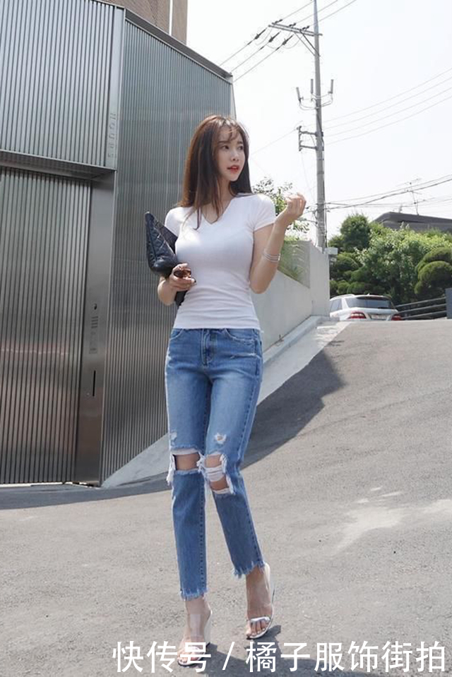 紧身牛仔裤，搭配简单的T恤，穿出女人味十足显得你更加高挑！