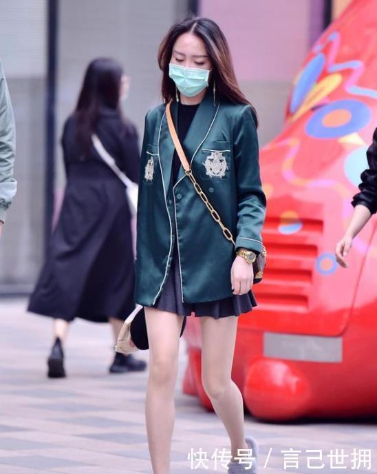  「美女」街拍：软玉温香的美女，一件米色开衫配灰色短裙，时尚美丽大方