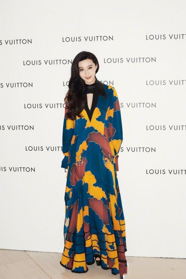 范冰冰出席活动，裙子太短遮不住，网友的注意力都集中在第二张了