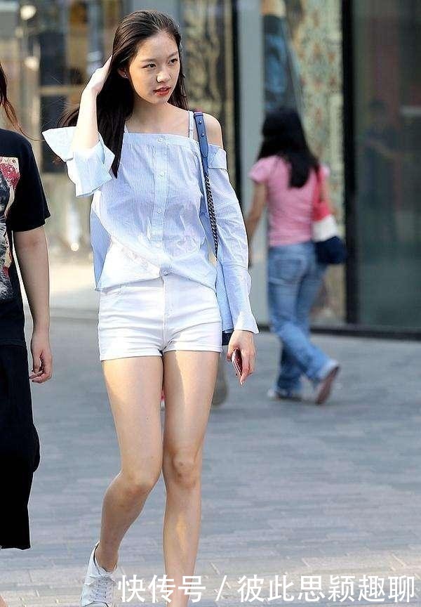  白皙|美女清新又时尚，修长白皙的美腿引人注目！