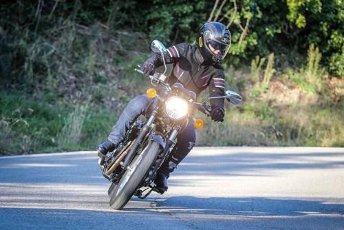  『摩托车』新时代复古范儿，意大利媒体小姐姐测评钱江贝纳利帝国400