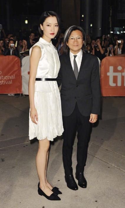 25岁昆凌，35岁杜鹃，两人同穿红色镂空裙，差距居然跟年龄无关！