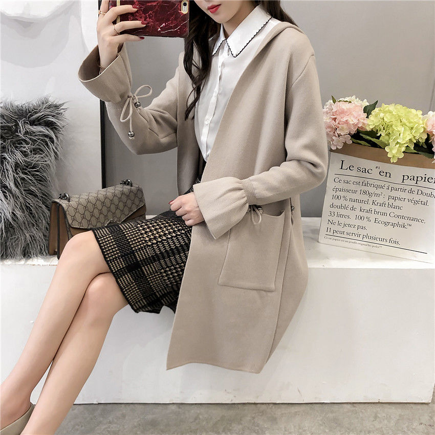 过时的羊绒大衣别穿了，今年流行这样的秋装外套，洋气显瘦美