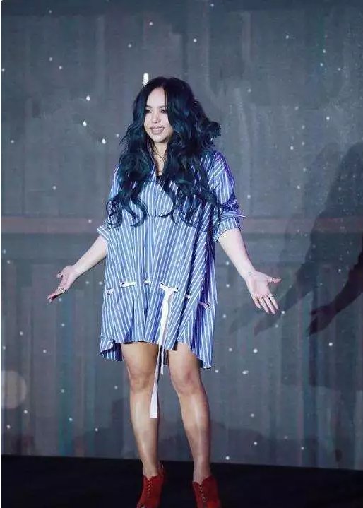 张惠妹踩10厘米红色高跟鞋现身,出新高度!网友:见识到了水桶腿