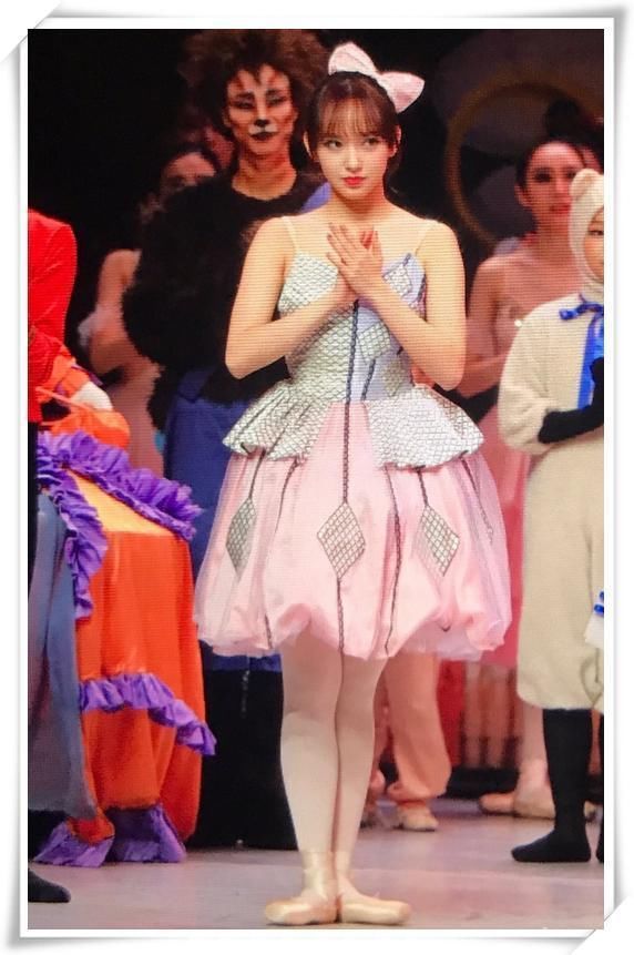 程潇穿紧身短裙现身，看完她的腿后尴尬了，网友：还是换回长裤吧