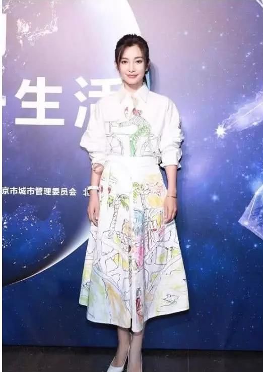 霍思燕、李冰冰隔空相撞，网友：腿弯是硬伤！