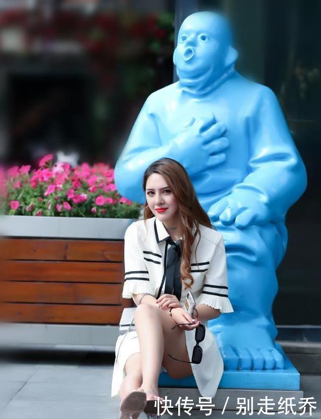  『尽显』街拍：秀色可餐的美女，一身时尚优雅的穿搭，尽显妩媚动人的魅力