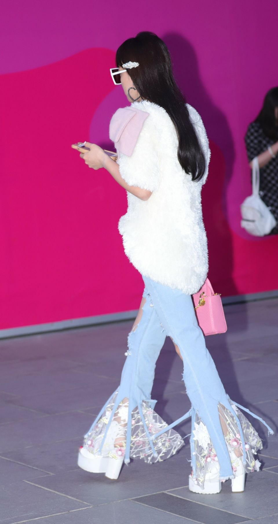 你有多久没仔细欣赏过女人的背影了？那就进来养养眼吧