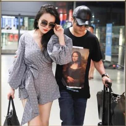 冉莹颖穿深V装现身,却频频用手遮挡事业线,网友:敢穿不敢露啊