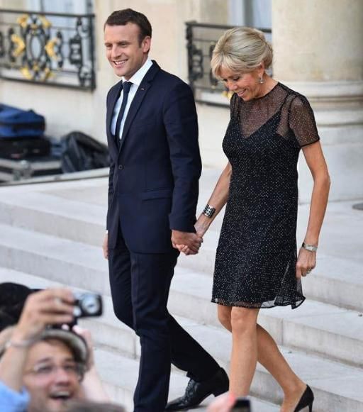 65岁法国第一夫人:盘起发减龄有气质，怪不得马克龙总爱牵着她!