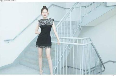 古力娜扎又搞事情！全身只穿一件灰色卫衣，网友：看到腿后沉默了