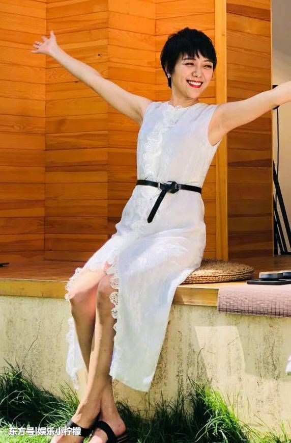 她被好友卷走800万，丈夫主持地位不比何炅差，穿搭清爽干练!