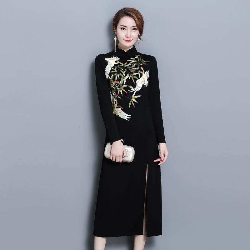 把统统连衣裙比下去的旗袍裙，搭开衫+裸鞋，60后妈妈穿洋气飞