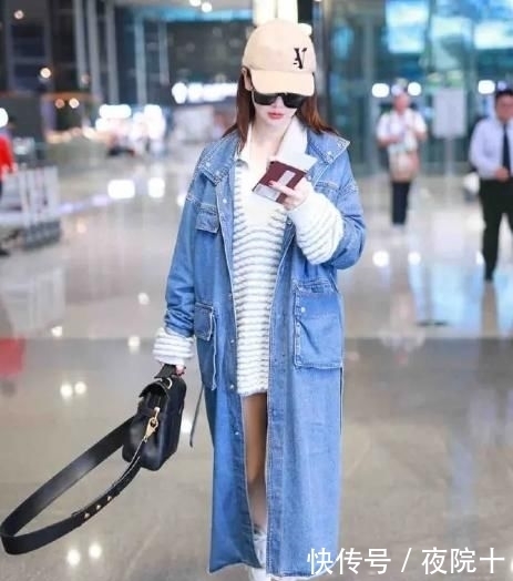 「 白鞋」穿大妈印花连衣裙配小白鞋,一尺长耳环太吸睛!,被戚薇惊艳了