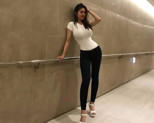 紧身的牛仔裤穿起来更美,衬托出凹凸有致的身材