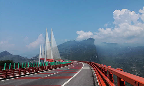 中国建世界第一高桥，基建科技让人感到佩服，外媒直呼：不可思议