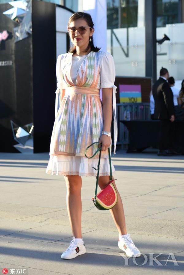 被食物迷惑的迪丽热巴告诉你，被食物迷惑也能美美哒~