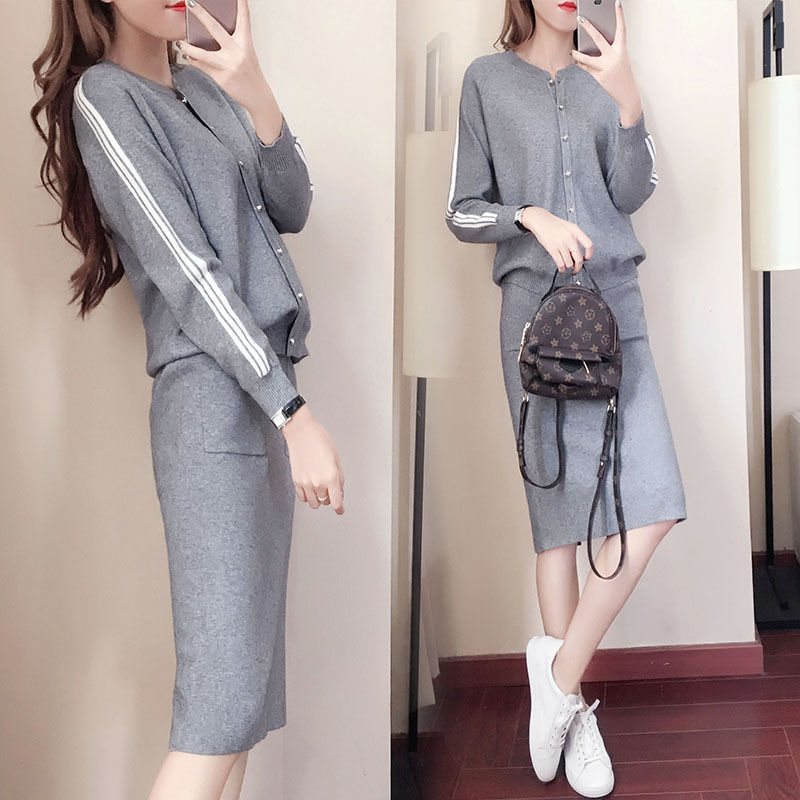 入秋后，流行这样的洋气套装，适合40-55岁女人，美的很出众