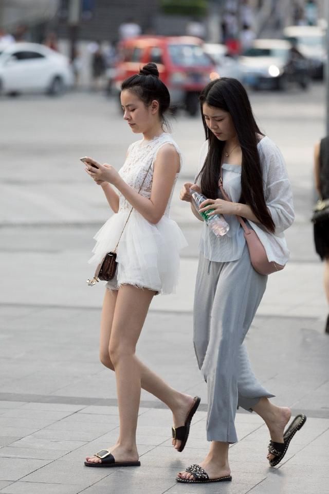 街拍，穿着尖头高跟鞋，时尚迷人，可以让你把身材体现的更加立体