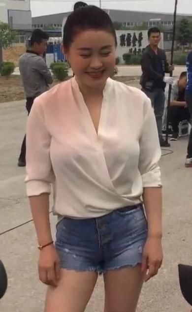 关婷娜穿短裤被调侃：穿这么紧不尴尬吗，但还是很美