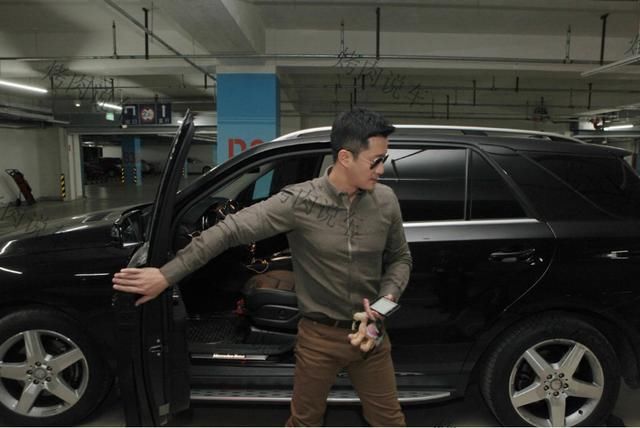 吴京开着百万奔驰去吃饭,红酒、代驾随身带,曾