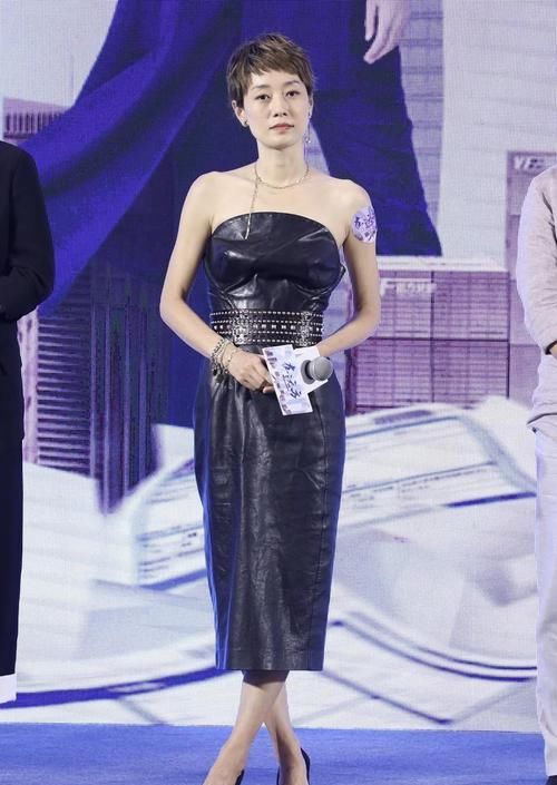  【女性朋友】马伊琍穿搭真让人上头，穿黑色皮质抹胸连衣裙，搭配短发洋气减龄