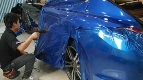  『汽车』想在汽车上省钱！汽车改色是贴膜好还是喷漆好呢？